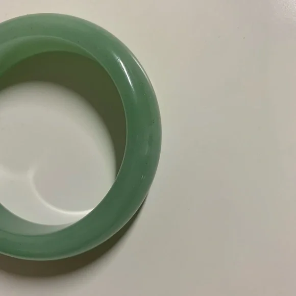 Green Jade-alike Aventurine Bangle - Picture 4 of 4